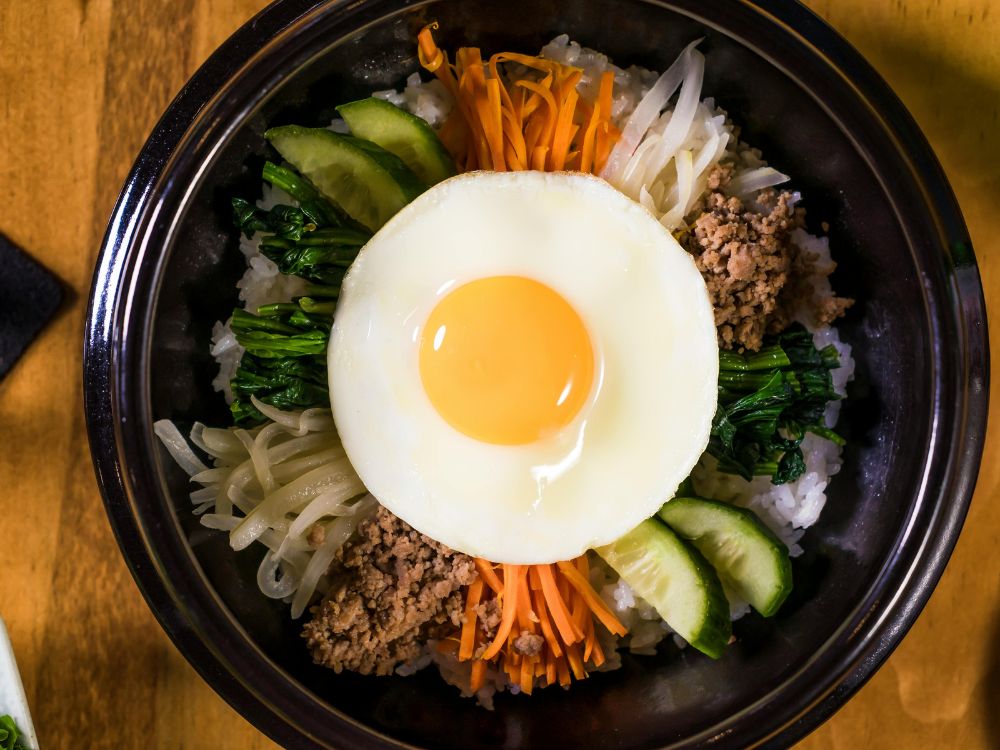 Na imagens temos o Bibimbap, prato típico sul coreano