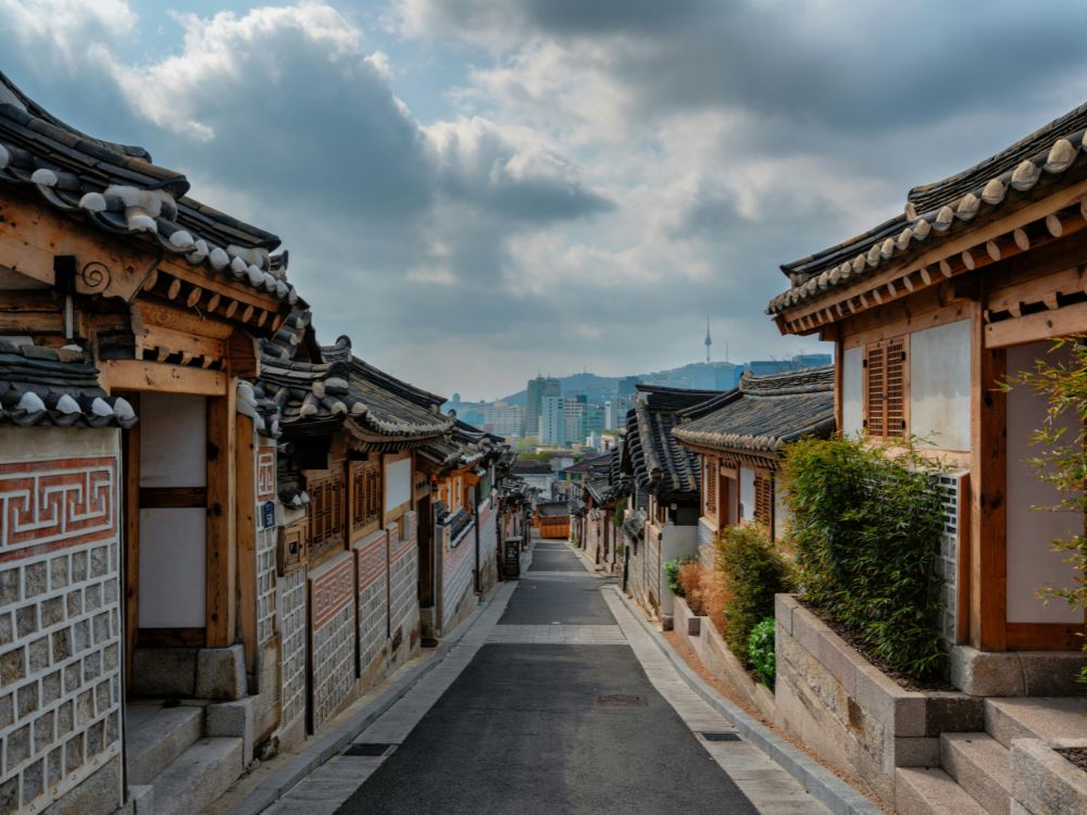 Imagem mostra o contraste entre construções antigas e prédios modernos na Coreia do Sul