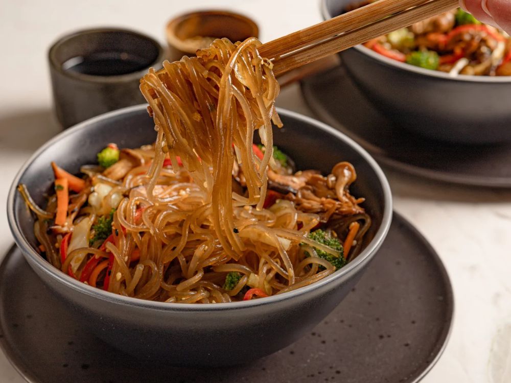 Imagem do Japchae, um prato típico Sul Corenano