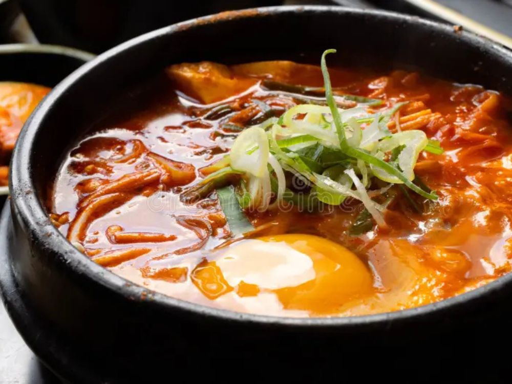 Sundubu Jjigae comida Sul Coreana, consiste em um ensopado a base de tofu