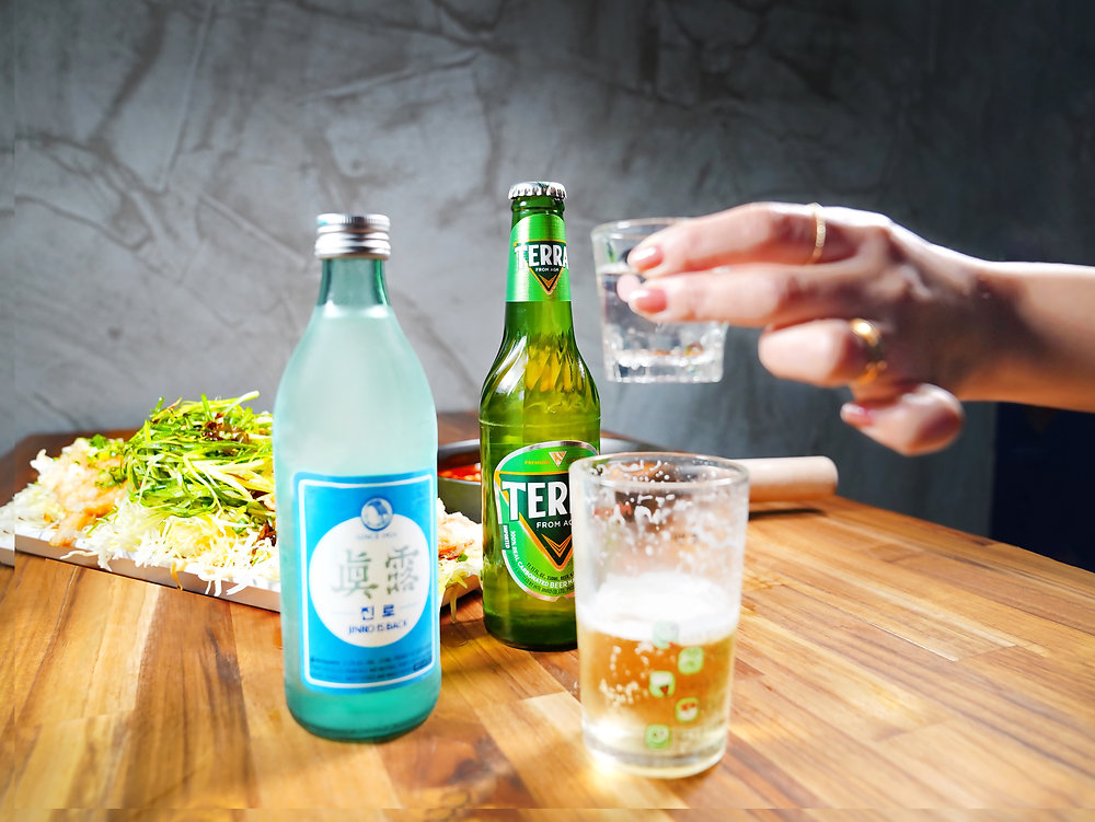 Imagem retrata o drink Somaek feito a base de Soju Coreano e cerveja