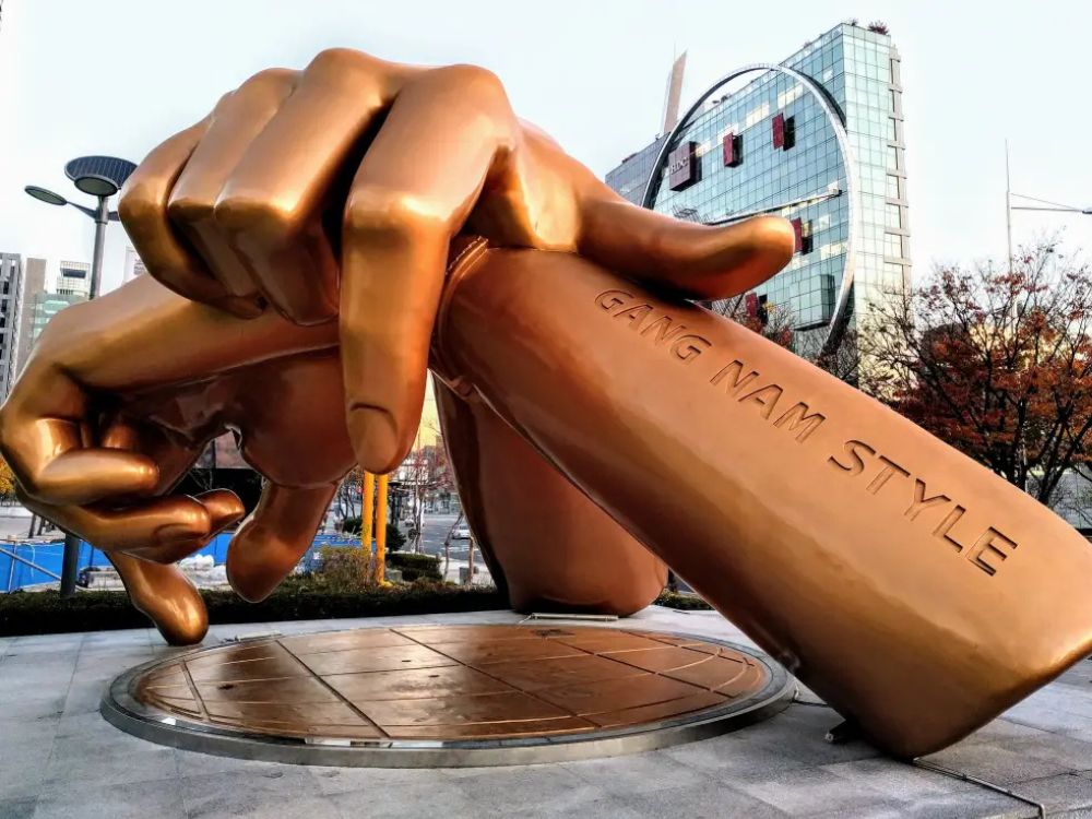 Imagem retrata a imagem da Estátua de Gangnam Style situada no luxuoso distrito da Coreia