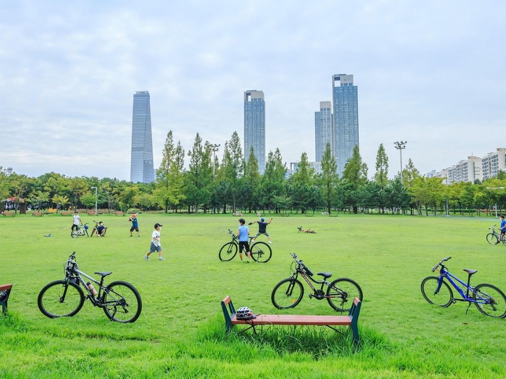 Imagem de Família desfrutando de parque tranquilo em Incheon durante turismo na coreia do sul