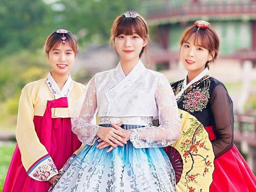 Foto retrata o Hanbok, traje típico coreano
