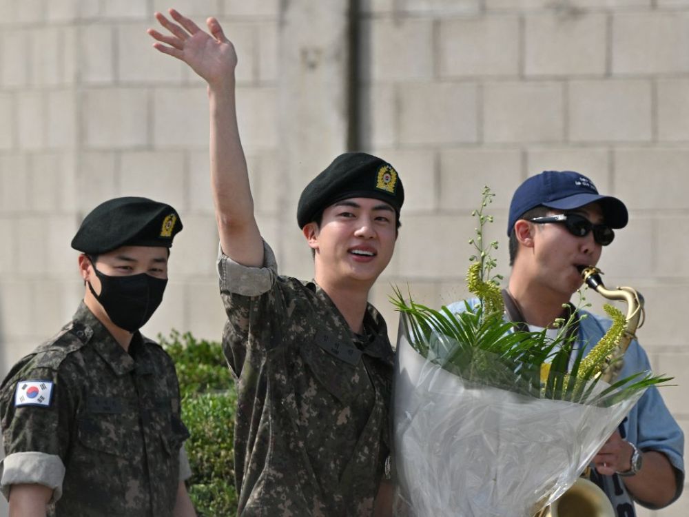 Imagem representa a dispensa do Idol Jin de seus serviços militares. BTS FESTA 2025