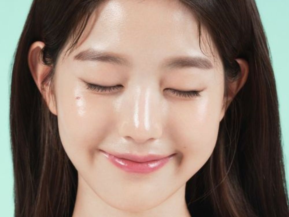 Imagem retrata uma sul-coreana usando Maquiagem com acabamento "glass skin