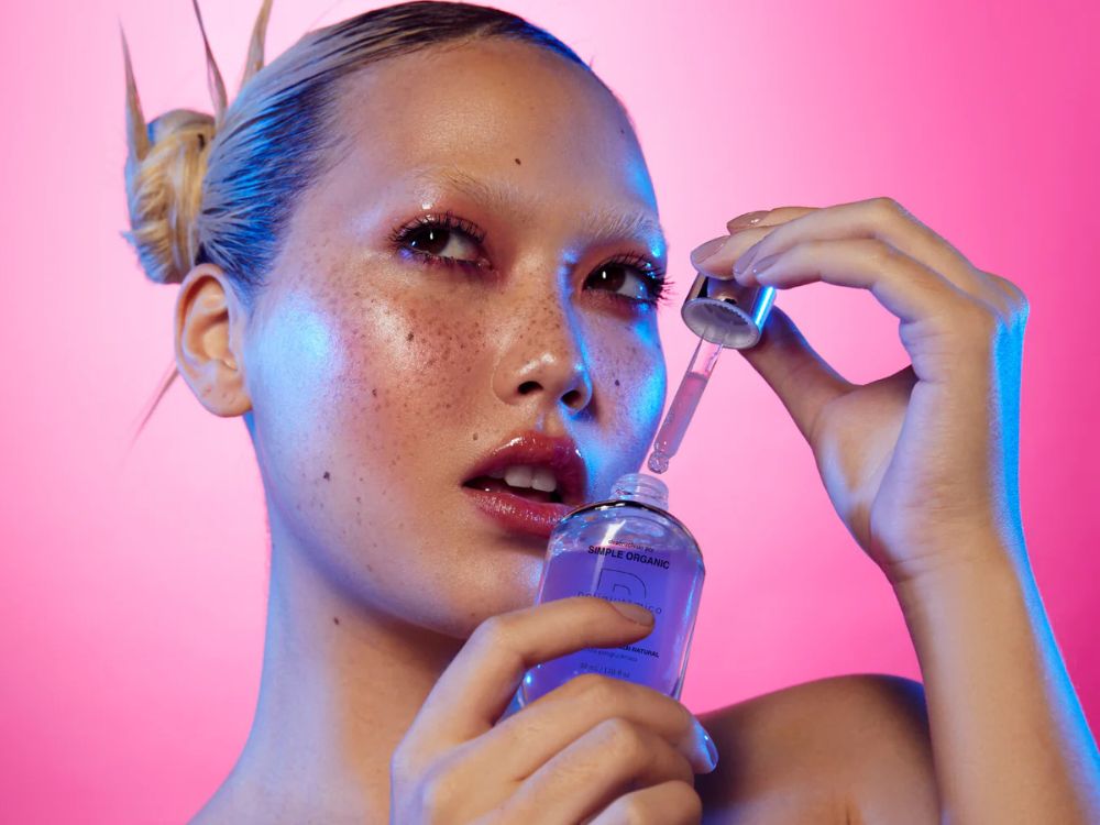 Imagem retrata uma sul-coreana utilizando produtos multifuncionais para skincare e maquiagem